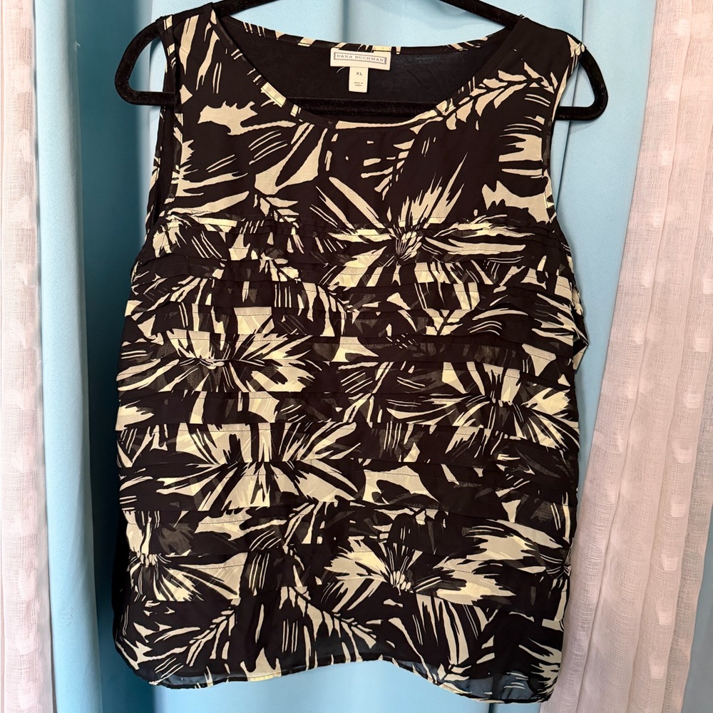 Dana Buchman Black and Cream Sleeveless Blouse